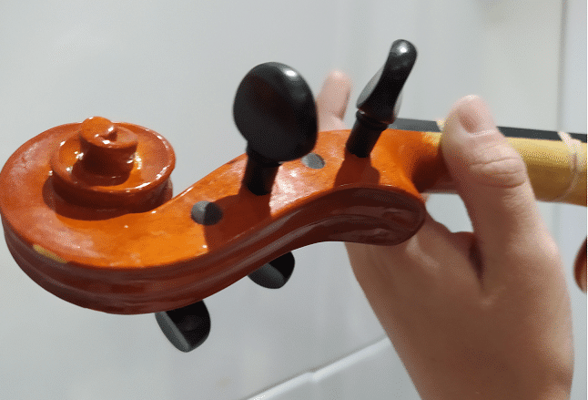 how your left hand should look on the neck of the violin for correct left hand technique